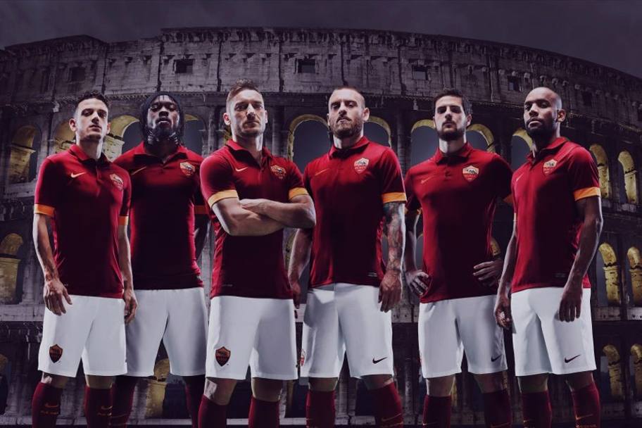 I giocatori della Roma posano con la nuova maglia Nike per la stagione 2014-15. Il Colosseo fa da sfondo.